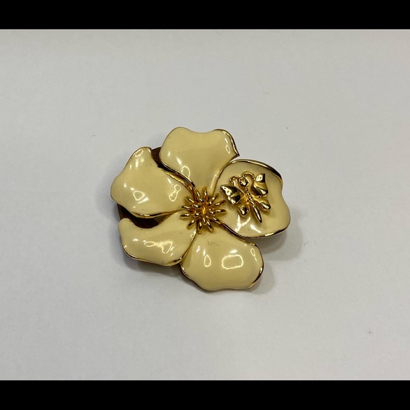 Enamel pansy flower brooch, women metal ivory and gold colour pin brooch. Used. - Picture 7 of 7